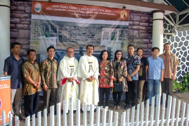 Romo Warno dan Romo Lamma foto bersama tamu dan umat